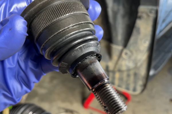 what is the difference between upper and lower ball joints